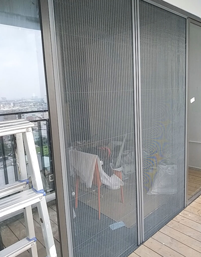 Cửa đi lưới xếp có ray